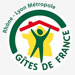 Découverte du Vignoble et de la gastronomie locale, circuits touristiques, randonnée pédestre, Tennis à 1,5 km, dégustation des vins du Domaine de la Madone, Piscine ou lac à 10km.  Le village de Fleurie possède tous les commerces, avec pharmacie médecin… Il est à moins d'1.5 km du gîte.