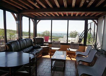 Perchée au milieu des vignobles de Fleurie, cette maison vigneronne, complètement indépendante avec 4 chambres, offre calme et repos. Vous apprécierez sa grande terrasse panoramique avec vue superbe, son intérieur coquet et les chemins de randonnées tout proches...